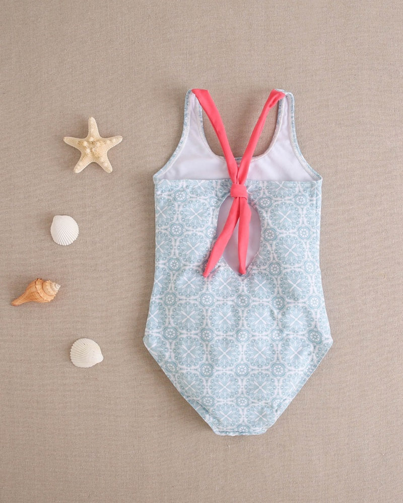 Bañador de niña de estampado retro azul y tirantes fucsia