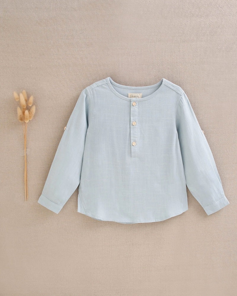 Camisa de niño azul cielo de manga larga