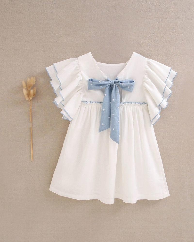 Vestido de niña blanco con bordes en azul y lazo en espalda