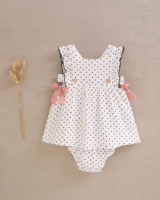 Vestido de bebé blanco con topitos negros y braguita a juego