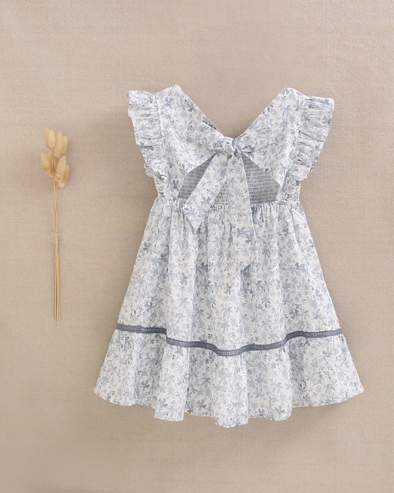 Vestido de niña con estampado floral azul y blanco