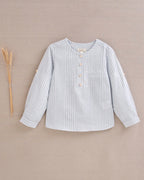 Camisa de niño de rayas azul y blanco