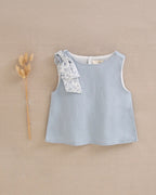 Conjunto de niña azul con lazo de flores y abertura trasera