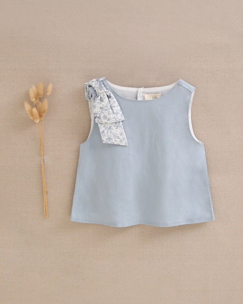Conjunto de niña azul con lazo de flores y abertura trasera