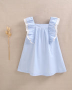 Vestido de niña de plumeti azul con volantes y lazo