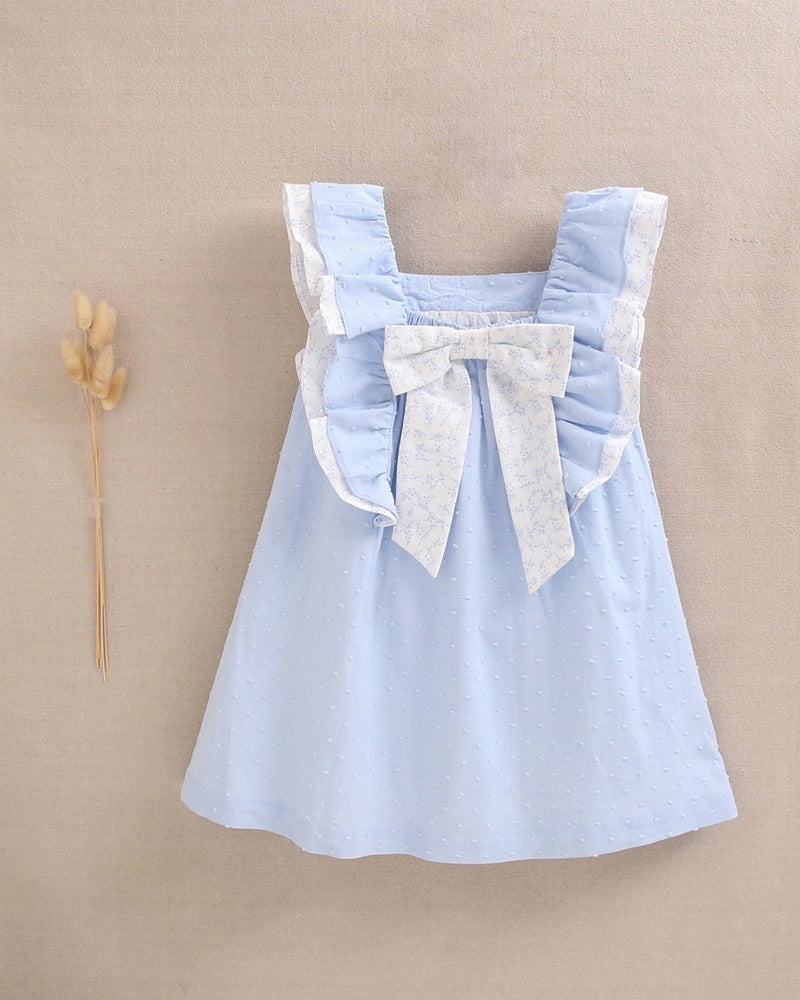 Vestido de niña de plumeti azul con volantes y lazo