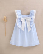 Vestido de niña de plumeti azul con volantes y lazo