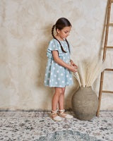 Vestido de niña azul cielo con lunares blancos y lazo