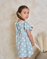 Vestido de niña azul cielo con lunares blancos y lazo