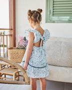 Vestido de niña con estampado floral azul y blanco