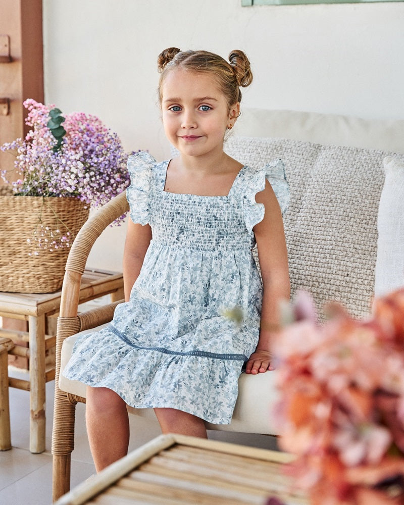 Vestido de niña con estampado floral azul y blanco