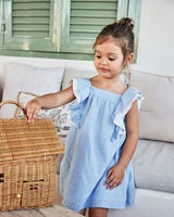 Vestido de niña de plumeti azul con volantes y lazo