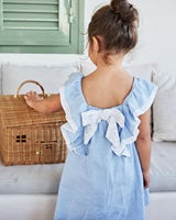 Vestido de niña de plumeti azul con volantes y lazo