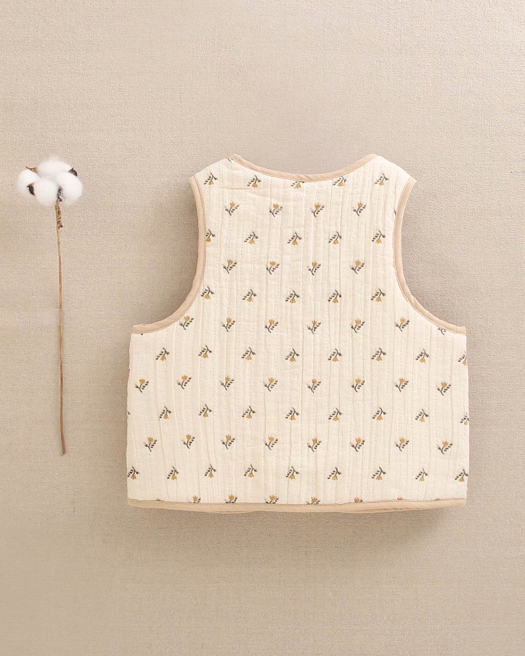 Chaleco de niña beige flores
