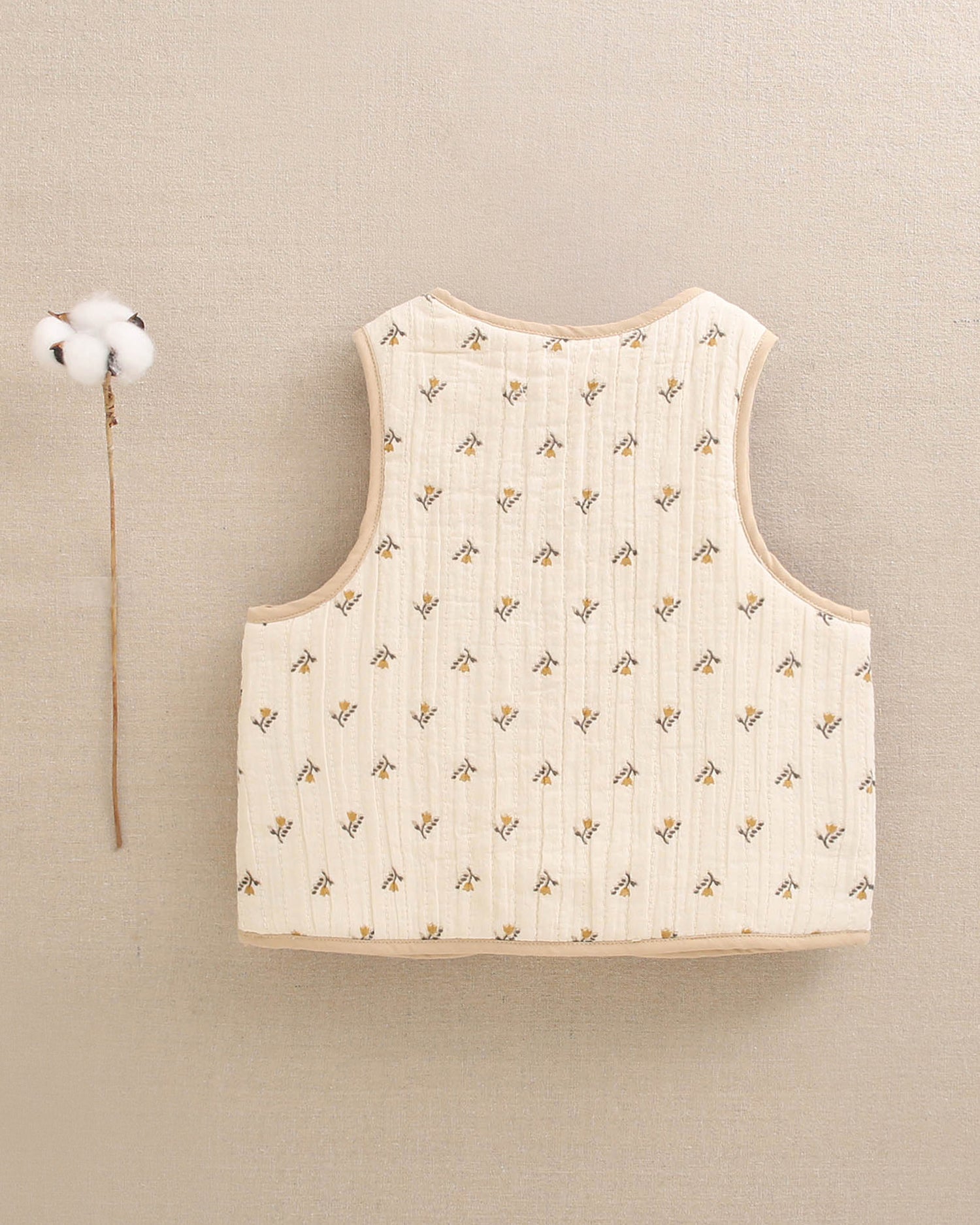 Chaleco de niña beige flores