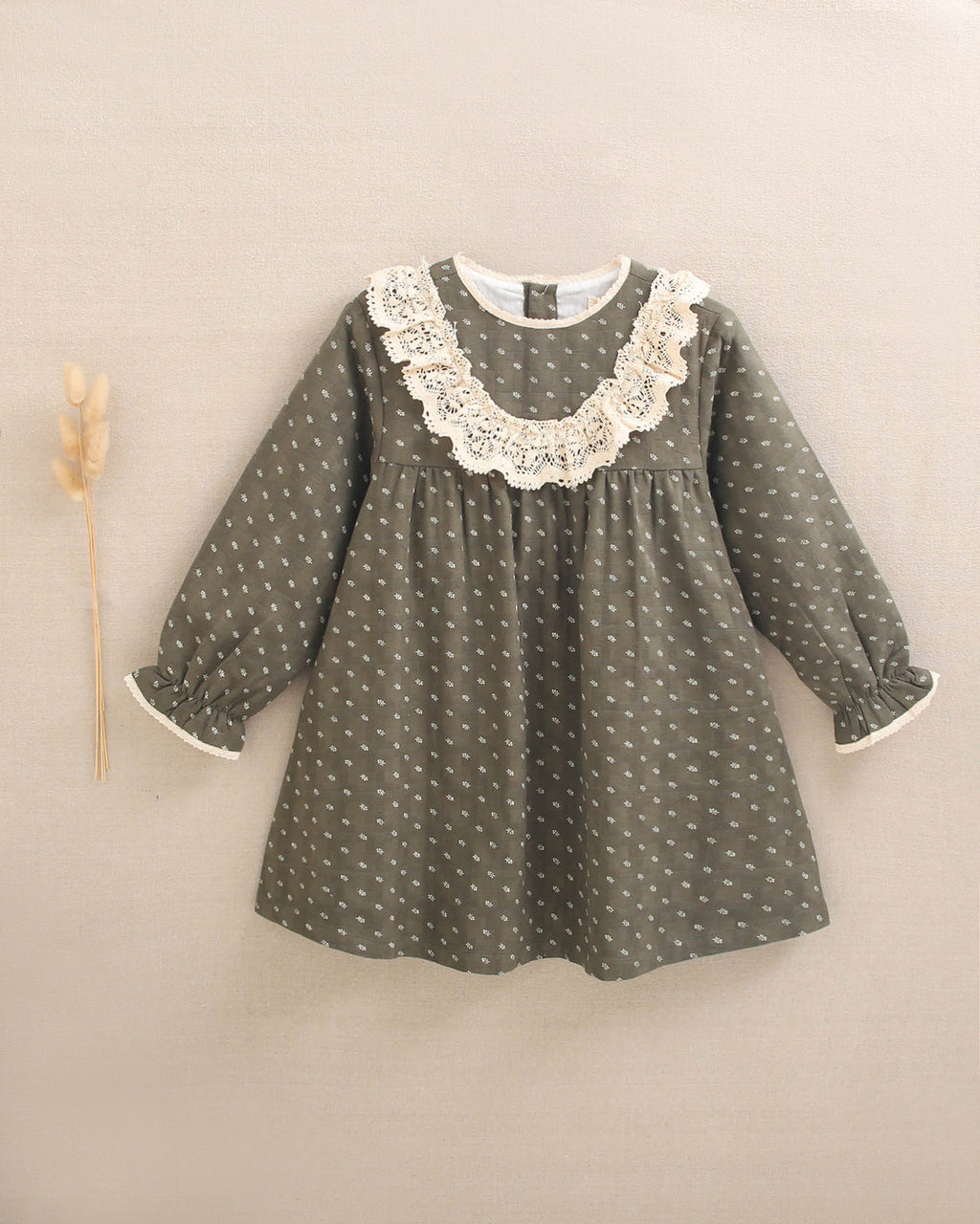 Vestido de niña con estampado hojas