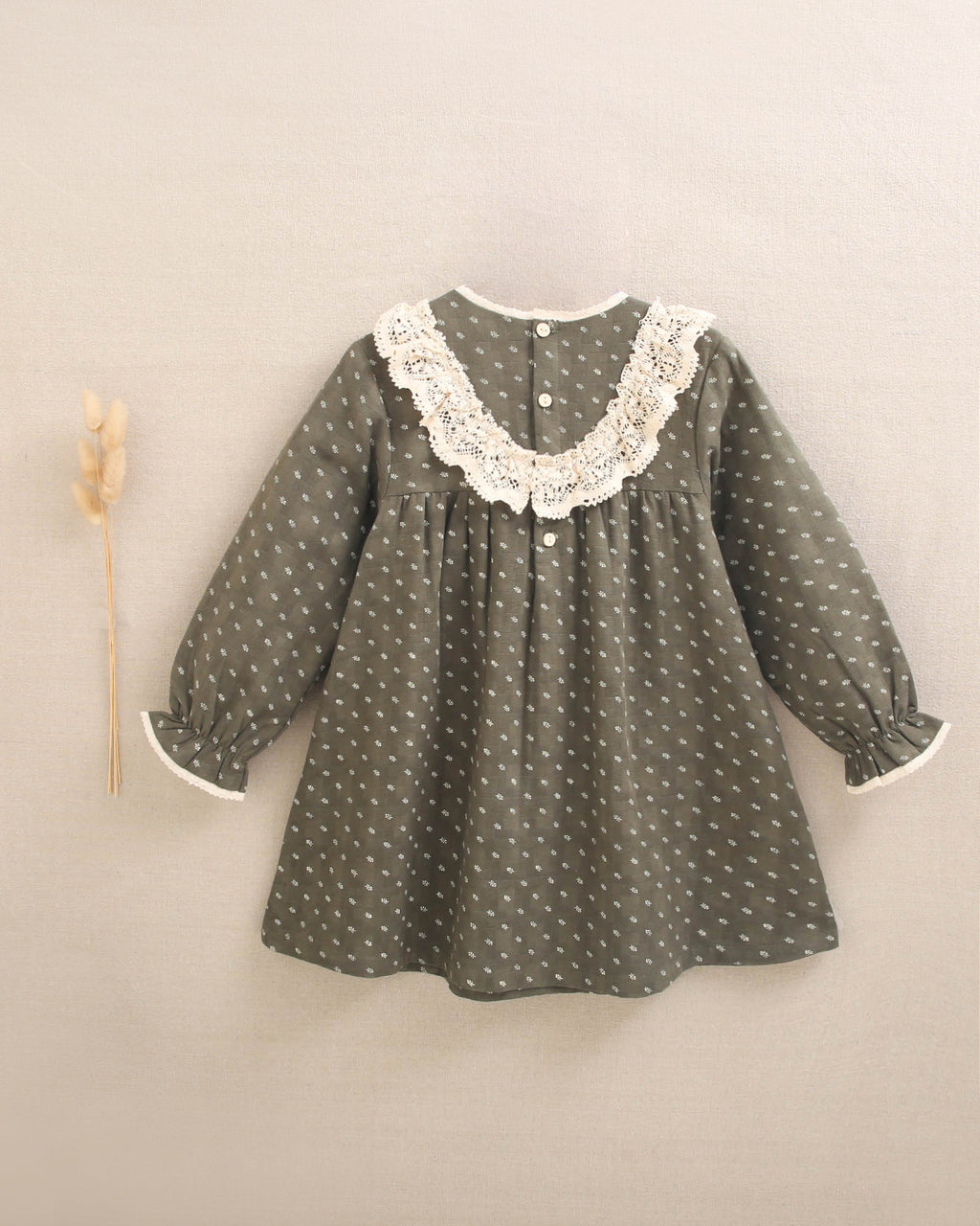 Vestido de niña con estampado hojas