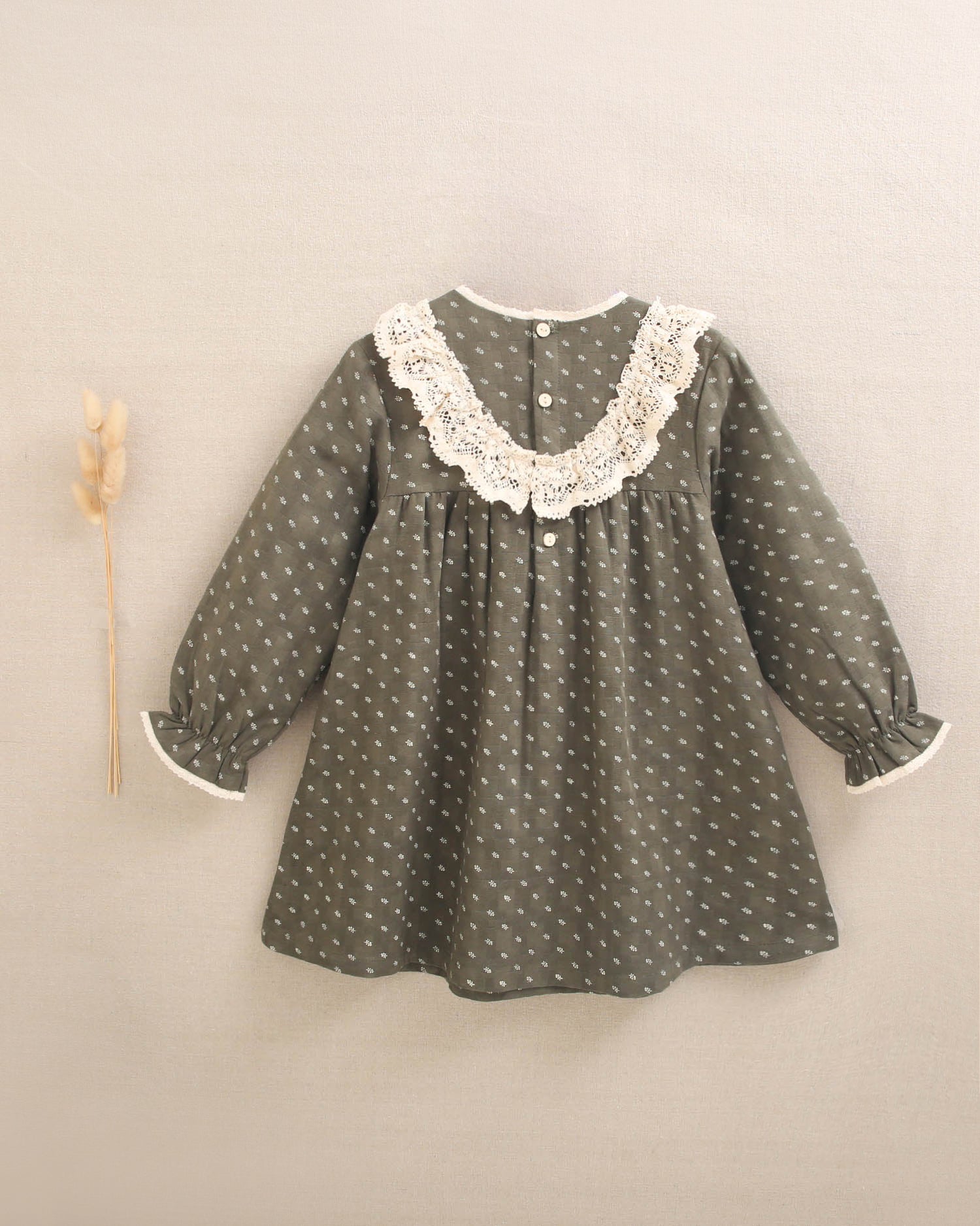 Vestido de niña con estampado hojas